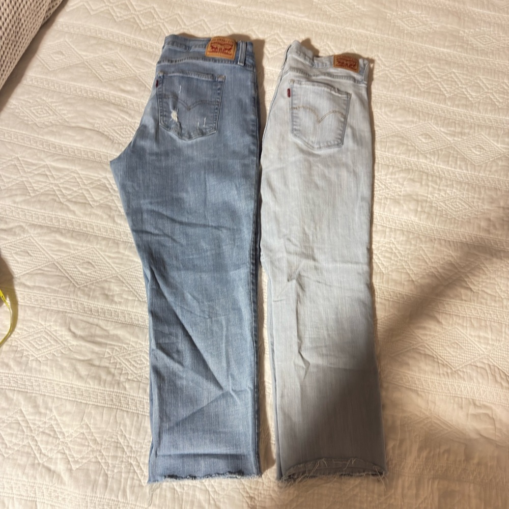 2 Women's Levi’s Blue Jeans